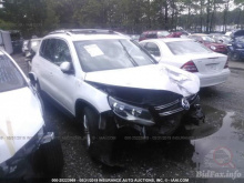 Volkswagen Tiguan 2012 White 2.0L