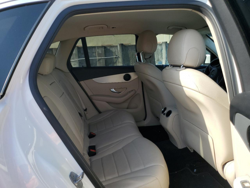 Mercedes-Benz Glc 300 2019 White 2.0L