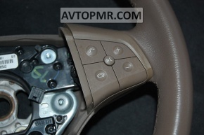 Butoanele de control de pe volanul drept al Mercedes X164 GL facelift sunt maro.