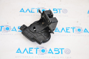 Замок двери багажника Toyota Prius V 12-17