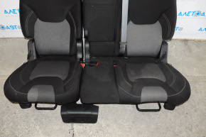 Bancheta din spate a Jeep Cherokee KL 14-18, a doua rand, este acoperita cu material textil negru cu insertii gri