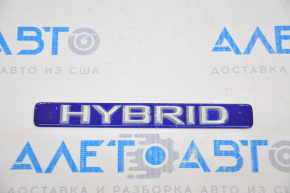 Emblema cu inscripția HYBRID pe ușa din spate stânga a unui Lexus CT200h 11-17.