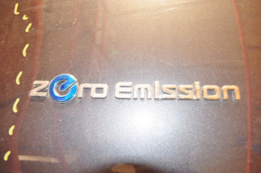 Emblema ZeroEmission pe ușa din față stângă a Nissan Leaf 11-17