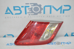 Lampa interioară pentru capacul portbagajului stânga Toyota Camry v40 07-09 este încețoșată în interior.