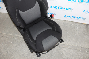 Scaun de pasager Jeep Cherokee KL 14-18 fără airbag, manual, material textil negru cu inserții gri.