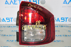 Lampa dreapta Jeep Compass 14-16, model restaurat, este întunecată și are o zgârietură.