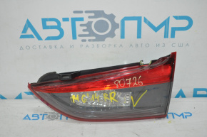 Lampa interioară de plafon dreapta pentru portbagajul Mazda 6 13-15 SUA are suportul rupt, există o gaură în carcasă.