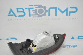 Lampa interioară de plafon dreapta pentru portbagajul Mazda 6 13-15 SUA are suportul rupt, există o gaură în carcasă.