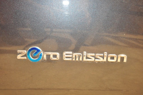 Emblema ZeroEmission pe ușa din față dreapta a Nissan Leaf 11-17