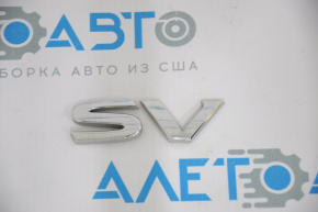 Emblema cu inscripția "SV" de pe ușa portbagajului Nissan Pathfinder 13-20.