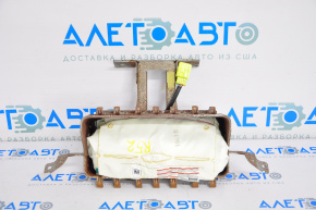 Airbag-ul pasagerului din bordul Nissan Pathfinder 13-20 este ruginit.