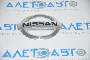 Emblema cu sigla "NISSAN" de pe portiera portbagajului Nissan Pathfinder 13-20