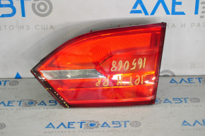 Lampa interioară de pe capacul portbagajului dreapta VW Jetta 11-14 SUA are o fisură.