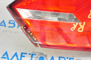 Lampa interioară de pe capacul portbagajului dreapta VW Jetta 11-14 SUA are o fisură.