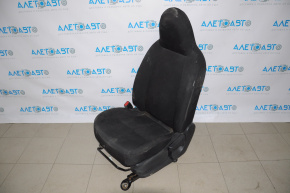 Scaunul șoferului Nissan Versa 12-19 SUA fără airbag, manual, material textil negru, murdar.