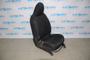 Scaunul șoferului Nissan Versa 12-19 SUA fără airbag, manual, material textil negru, murdar.