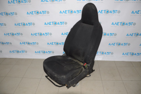 Пассажирское сидение Nissan Versa 12-19 usa без airbag, механич, тряпка черн, грязное