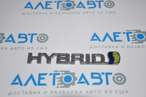 Emblema cu inscripția "HYBRID" a aripii din față stângă a Toyota Camry v50 12-14 hibrid SUA.