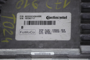 Modulul ECU al motorului Ford Mustang mk6 15- 3.7 are un corp deteriorat, lipsind o parte din el.