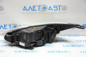 Far dreapta față Ford Focus mk3 11-14 pre-restilizare, luminoasă.