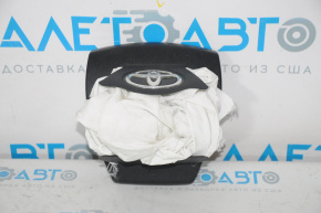 Airbag-ul din volanul șoferului pentru Toyota Prius V 12-17 a fost declanșat.