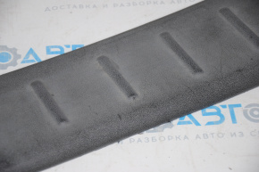 Capacul de bara spate Toyota Prius V 12-17 este structurat, uzat.