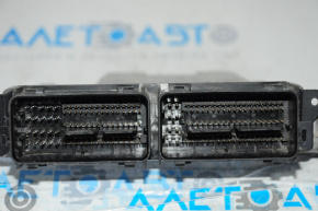 Blocul ECU al motorului Ford Escape MK3 13-16 1.6T 2.0T are o prindere ruptă și o lovitură.