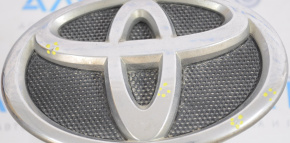 Эмблема решетки радиатора grill Toyota Camry v40 тычки на хроме