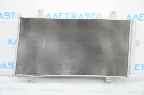 Radiatorul condensatorului de aer condiționat Toyota Camry v55 15-17 SUA este îndoit și lovit.