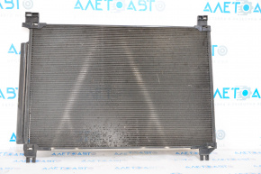 Radiatorul condensatorului de aer condiționat Toyota Highlander 14-19 2.7, 3.5 este zdrobit.