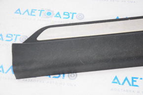 Capac prag dreapta fata Hyundai Sonata 11-15, neagra, cu o insertie cromata, zgariata.