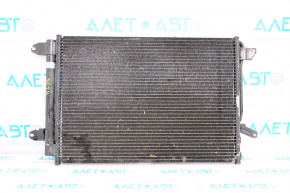 Radiatorul condensatorului de aer condiționat VW Jetta 11-18 SUA 2.5, 2.0 este zdrobit.