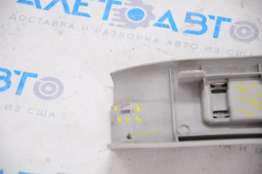 Capacul pragului cu iluminare din spate stânga pentru Lexus RX300 RX330 RX350 RX400h 04-09 gri, prinderea este ruptă.