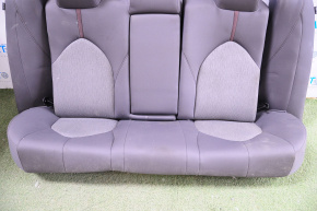 Rândul din spate al locurilor 2 al unui Toyota Camry v70 18 - material textil gri