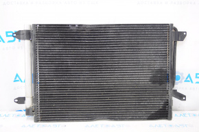 Radiatorul condensatorului de aer condiționat VW Jetta 11-18 SUA 2.5, 2.0 este zdrobit.