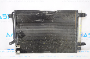 Radiatorul condensatorului de aer condiționat VW Jetta 11-18 SUA 2.5, 2.0 este zdrobit.