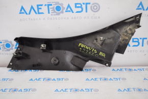 Capacul spate al stâlpului drept inferior Ford Focus mk3 11-18 5d negru, zgârieturi