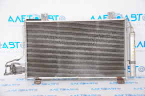 Radiatorul condensatorului de aer condiționat Mazda 6 13-21 s-a umplut de resturi.