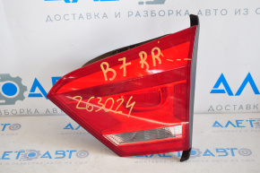 Lampa interioară pentru capacul portbagajului dreapta VW Passat b7 12-15 SUA este crăpată pe sticlă.