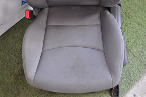 Scaun șofer Hyundai Elantra UD 11-16 fără airbag, manual, material textil gri, necesită curățare.