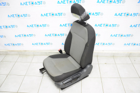 Scaun șofer VW Jetta 11-18 SUA fără airbag, manual, material textil negru-gri, necesită curățare chimică.