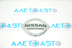 Emblema cu sigla "NISSAN" de pe portierele portbagajului Nissan Pathfinder 13-20 este ruptă.