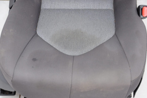 Scaun pasager Toyota Camry v70 18- fără airbag, manual, material textil gri, necesită curățare chimică.