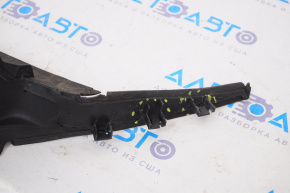 Grila stergatoarelor de plastic pentru Jeep Grand Cherokee WK2 11-16 este rupta.