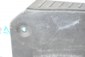 Capacul portbagajului Ford Focus mk3 11-18 4d, uzat în centrul său.