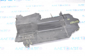 Deflectorul radiatorului drept pentru Infiniti Q50 14-15 3.7 are o prindere ruptă și o fisură.