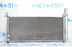 Radiatorul condensatorului de aer condiționat Toyota Prius V 12-17 are celulele blocate.