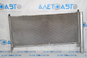 Radiatorul condensatorului de aer condiționat Toyota Prius V 12-17 are celulele blocate.