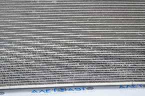 Radiatorul condensatorului de aer condiționat Toyota Prius V 12-17 are celulele blocate.