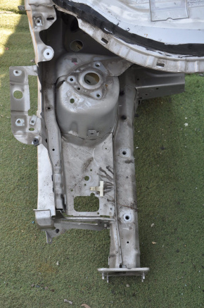 Partea din față dreapta a Ford Escape MK3 13-16, pre-restilizare, argintiu.